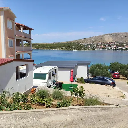 Apartmán Caravan With Private Toilet And Kitchen 2