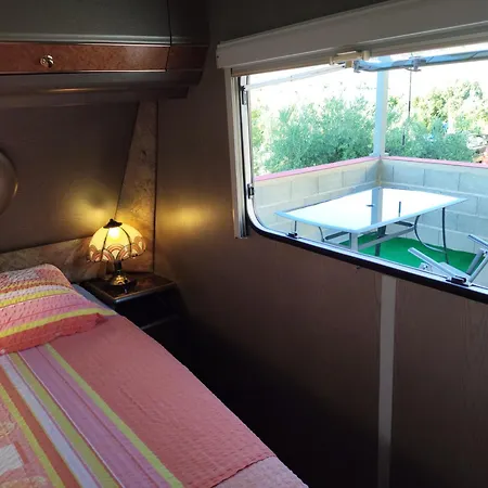 Caravan With Private Toilet And Kitchen 2 Apartmán